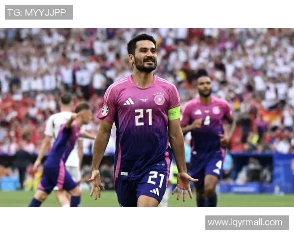 36名退役足球明星同场竞技展现传奇风采引发球迷热烈追捧